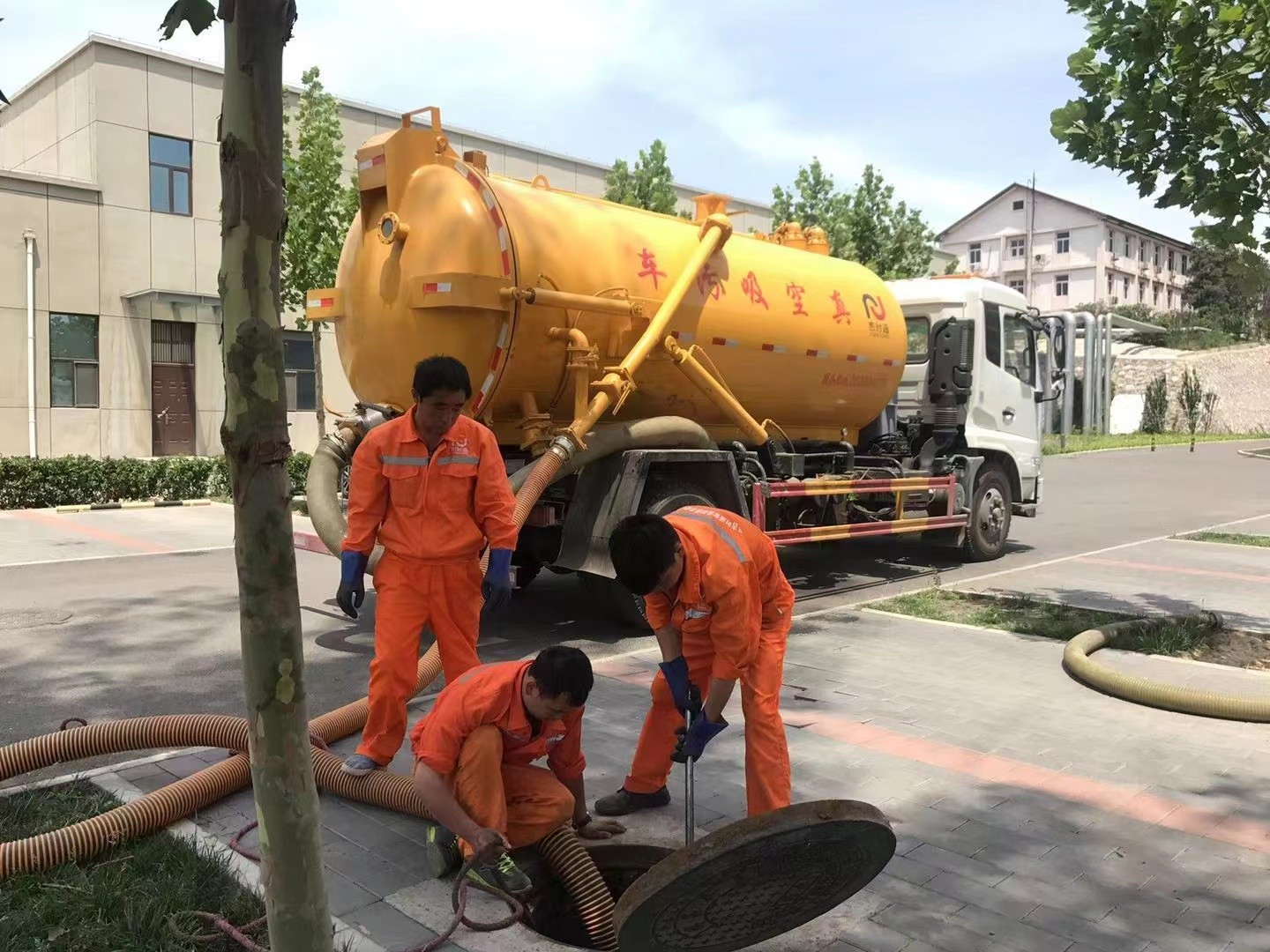 保城镇化粪池清理与5-8吨吸粪车施工效率分析